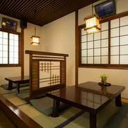 店内にはカウンター席のほかに、小上がりの座敷を完備。テーブルの間には仕切りがあるので、まわりからの視線も気にせず、リラックスしながら食事を楽しめます。