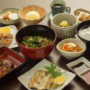 さまざまな鰻料理がハーフサイズで味わえ、人気の『鰻わさ丼』も味わえる魅力たっぷりの『おまかせコース』。お子様からご年配の方まで、幅広い年代の方に親しまれています。