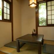 老舗ならではの落ち着いた雰囲気が魅力の【ふぢ井】。鰻本来のおいしさを堪能する『白焼』やふっくら仕上げた『せいろ蒸し』など、味のわかる大人だからこそ楽しめるメニューを注文すれば、至極の時を過ごせます。