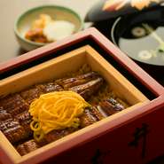 注文が入ってからふっくらと蒸し上げます。鰻の食感が残るように仕上げており、鰻のタレがしみ込んだご飯は絶品。輝黄卵という卵を使用した錦糸卵が彩を添えます。きも吸付。