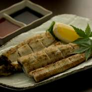 身がふっくらとしてやわらかく、皮が薄い上質な鰻を使用。鰻の大きさや味わいに納得いかないときには白焼を提供しないこともあるのだとか。