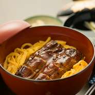 御飯の中に鰻がもう一段（きも吸付）