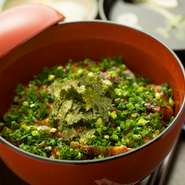 細切りの鰻の蒲焼を万能ねぎ・ワサビと一緒にいただく人気メニュー。ネギの香りとワサビの風味、秘伝のタレが絶妙にマッチする逸品です。きも吸付。