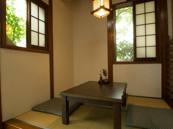 小上がりの座敷でゆったりと味わう極上の「鰻」と「お酒」