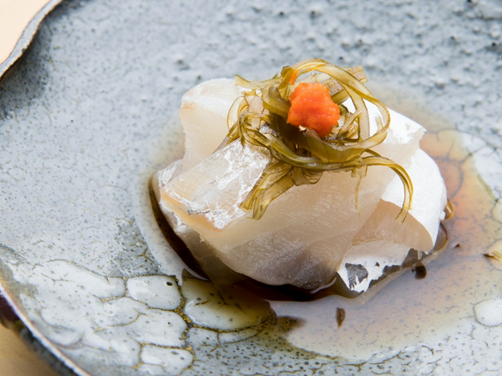 料理長が心を込めてつくり上げた繊細な料理を魅せる唐津焼の器