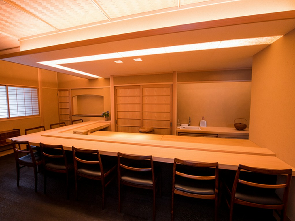 親友やビジネスパートナーと訪れたい粋な鮨屋