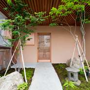 繁華街のオアシスのようなかわいらしい日本庭園を抜けると、落ち着いた和の空間が広がり、料理長の威勢の良い声が迎えてくれます。料理長の心からのおもてなしが心地よい鮨屋です。