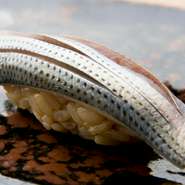 江戸前鮨の代表的なネタのひとつ。小肌は酢で締めて、1～2日ねかしてから握ります。コシがあり、ねっとりとした食感が楽しめます。