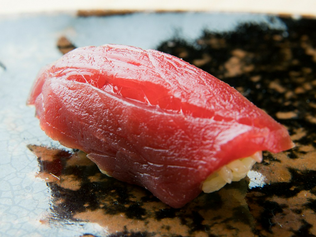 ふわっと広がる酢飯にねっとりからむ『マグロの握り』