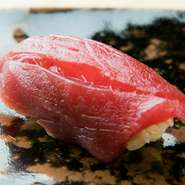 10年甕の中で熟成させた「赤酢」の酢飯は、香りがよく、味わい豊か。酢飯にねっとりからみつくような築地直送のマグロは絶品です。