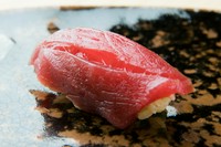 ふわっと広がる酢飯にねっとりからむ『マグロの握り』