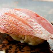 鯛の稚魚である春子（カスゴ）は、羅臼昆布で締めることで、魚の甘みと昆布の香りが混ざりあいます。かすかに青柚子の香りが漂う一貫です。