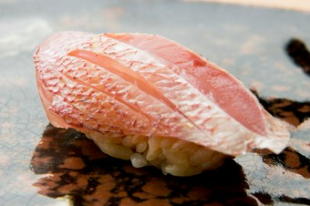 魚の甘みと昆布の風味が混ざりあう『春子の握り』