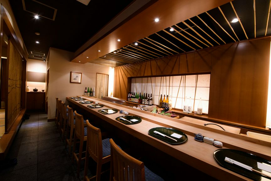 揚げたての天ぷらを熱々のままいただけるカウンター席