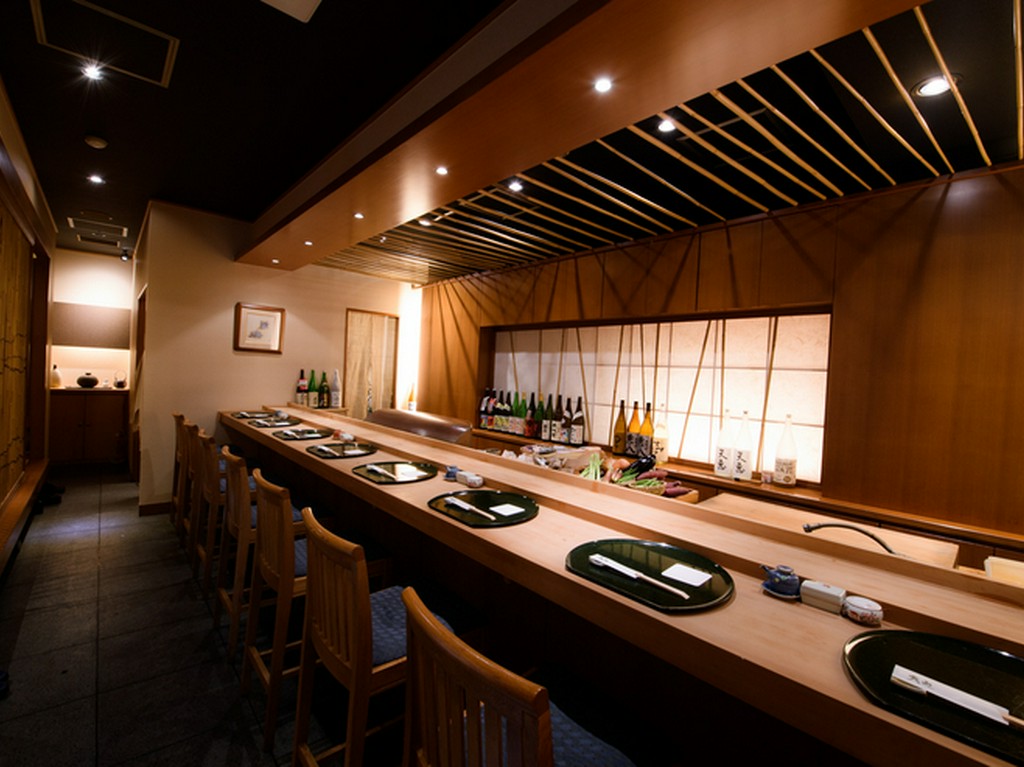 揚げたての天ぷらを熱々のままいただけるカウンター席