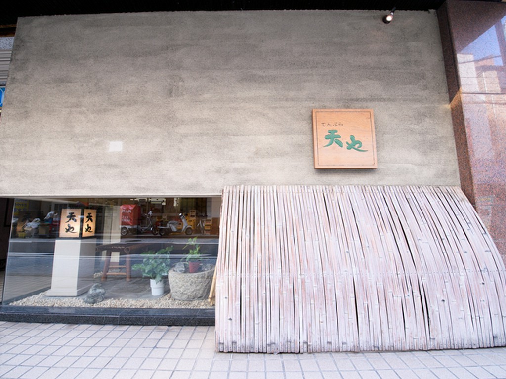 侘び寂びという言葉が似合う、和に彩られた上品な外観