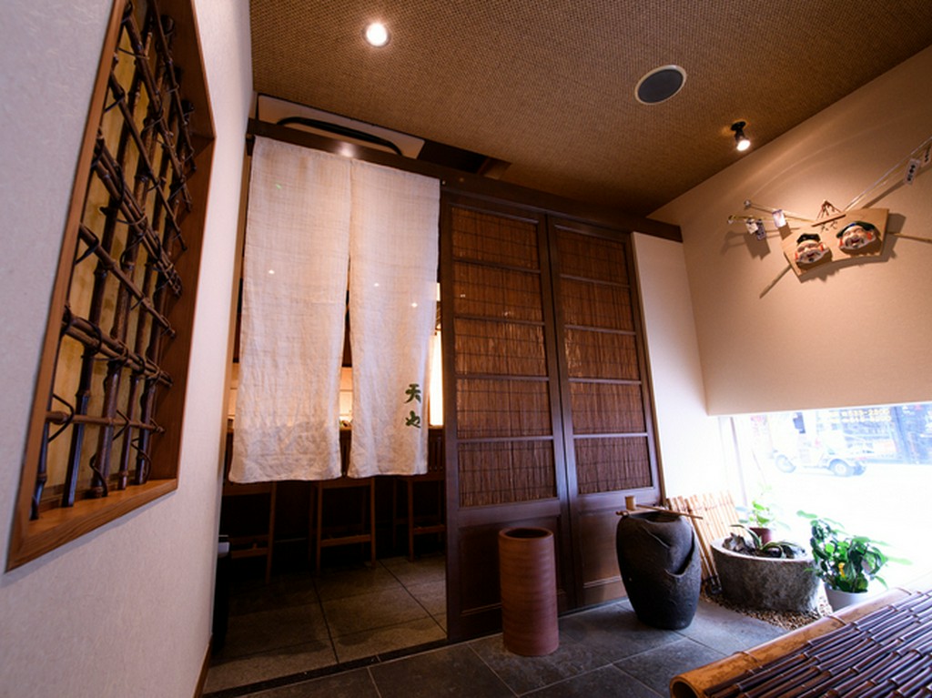 温もりと品のある空間に、思わず期待膨らむお店の入り口