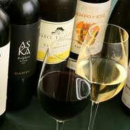飲み頃のワインを約50種用意しており、料理に合わせて楽しめます。他にも、イタリアのリキュールカクテルや食後酒のグラッパなどもあるので、ワイン以外のお酒も味わうことができます。
