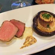 函館近郊大沼の豚を使用。赤身のしっかりとした旨味があふれる豚肉のオーブン焼きです。シンプルな塩、こしょう、ローズマリーでの味付けが良質な豚肉と椎茸の旨さを引き立てます。（コースの一例）