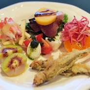 ・カプレーゼ
・鶏胸肉とみかんと赤カブのサラダ
・鵡川産ししゃものフリット
・ホタテとレッドキウイ
・ズワイガニとりんごとセロリのサラダ　マルメロソース
・ブリと柿のカルパッチョ
