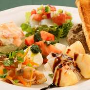 地元の魚介や野菜を中心につくる人気No.1メニュー。シェフが選ぶ美味しいトマトを使用したカプレーゼや旬のカルパッチョなどを出してくれます。目で見て楽しめるあたりも嬉しい。（コースの一例）