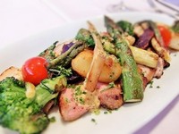 たくさんの彩りの良い季節の美味しい野菜と十勝産のジューシーなホエー豚をオーブン焼きに。ボリューム抜群、野菜の旨さも楽しめる逸品です。（コースの一例）