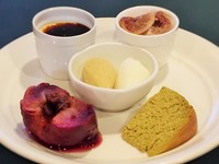 おとなの濃厚プリン、パンナコッタいちじくのコンポート添え、ミルクと焼き洋梨のグラニータ、焼きりんご、ピスタチオチーズケーキを盛り合わせています。１つ１つ心をこめて作っております。
