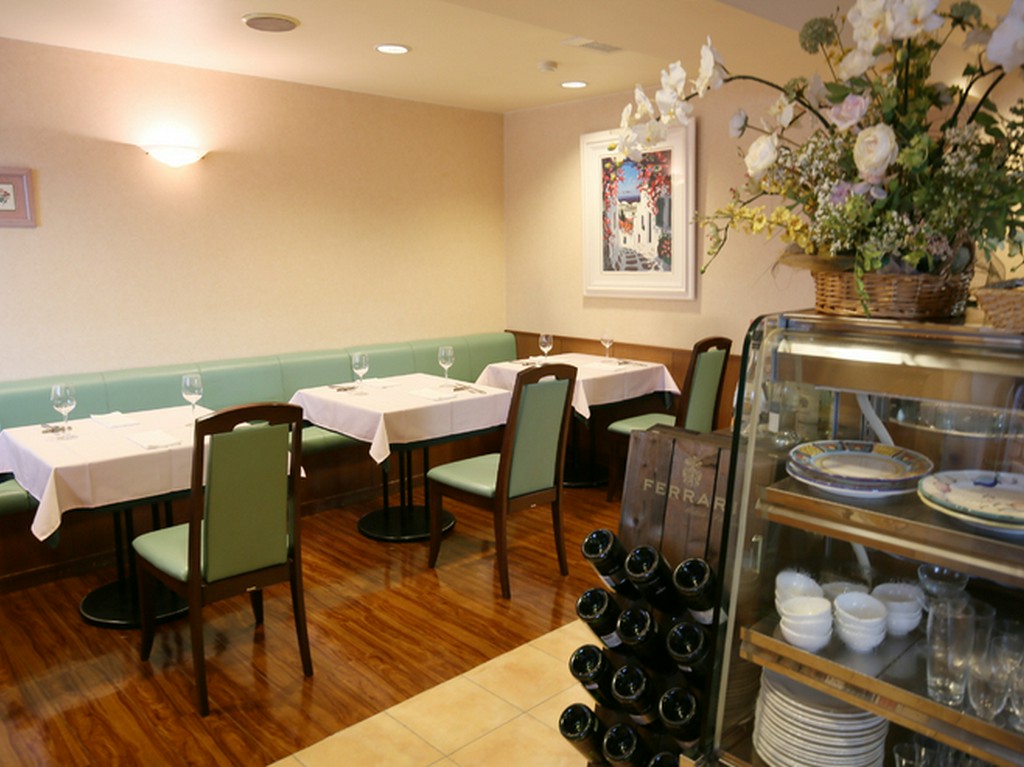 ゆったりとくつろげる、落ち着いたテーブル席