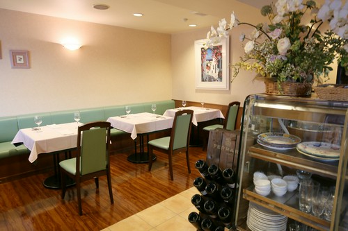 ゆったりとくつろげる、落ち着いたテーブル席