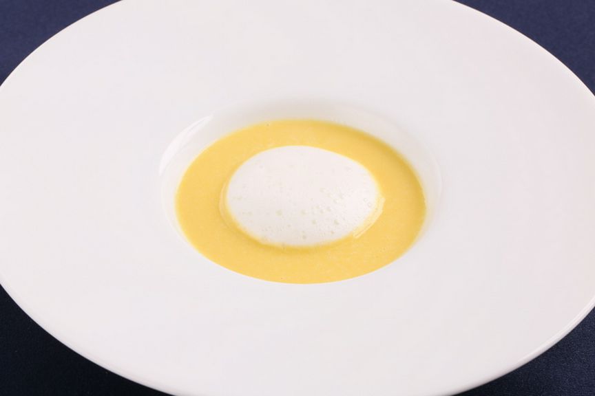 『ゆめのコーンでつくったスープとミルクの泡』※料理は一例。仕入れに応じて変わります。