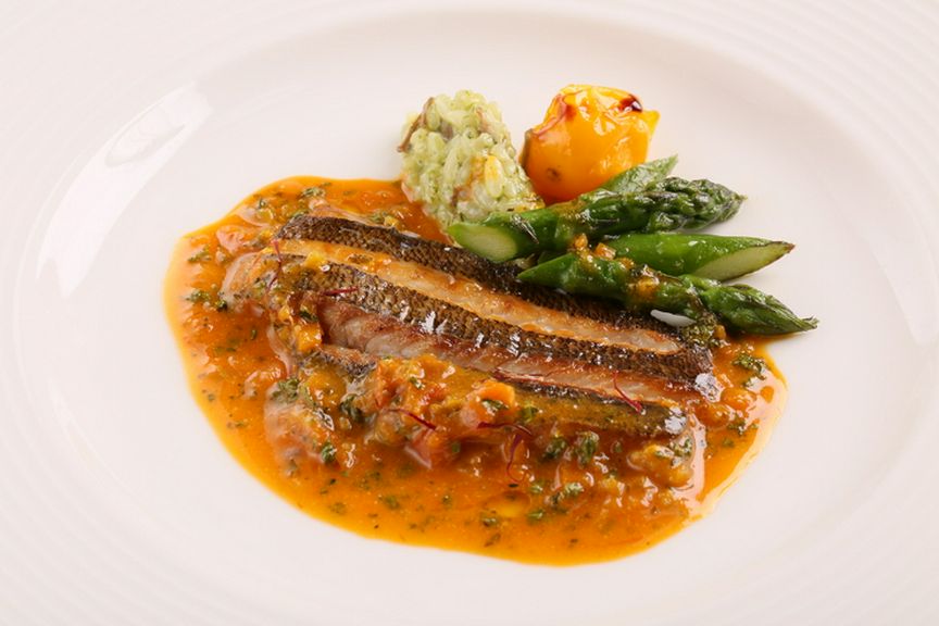 『本日の鮮魚のポアレ　サフランソース　バジルのリゾット添え』※料理は一例。仕入れに応じて変わります。