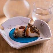 店内の雰囲気はもちろん、器もとても素敵な物が並びます。写真の『煮あわび』と、器との見事なコラボレーションにもうっとり。味覚だけでなく、五感すべてが、とぎ澄まされていくようです。