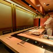 淡いサーモンピンクと、木の質感を大切にした寛げる雰囲気