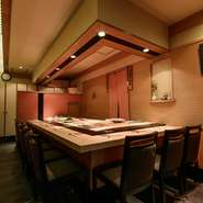 くつろいで食事ができるよう、細やかな配慮がある店内