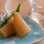 北海道留萌の「井原水産」より仕入れる干し数の子。塩とお米のとぎ汁で丁寧に戻すことで食感の良い極上の逸品に。
