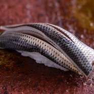 皮が固くならない様、丁寧に塩水で締める「立て塩」で締めています。程よく水分の抜けた『こはだ』は絶品。