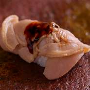 ダシにつけ込み、固くならない様に火を入れています。はまぐりの旨味たっぷりな極上の美味しさ。