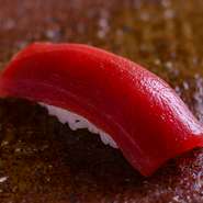 上質なマグロだからこそ「漬け」にすることで、マグロの持つ旨みを存分に引き出します。