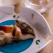 時間をかけてじっくりと炊き上げる「あわび」。隠し包丁で程よい固さを残しながらもやわらかく。