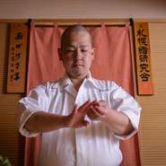 どんなにお寿司が美味しくても、居心地の悪い雰囲気やサービスでは、美味しさも半減。リラックスして美味しいお寿司を食べていただく、そして「楽しかった」と言って頂ける調理、接客を心がけています。