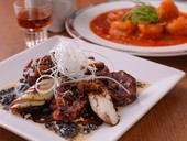 色で楽しめる『干焼蝦仁＜海老のチリソース煮込み＞　赤・黒』