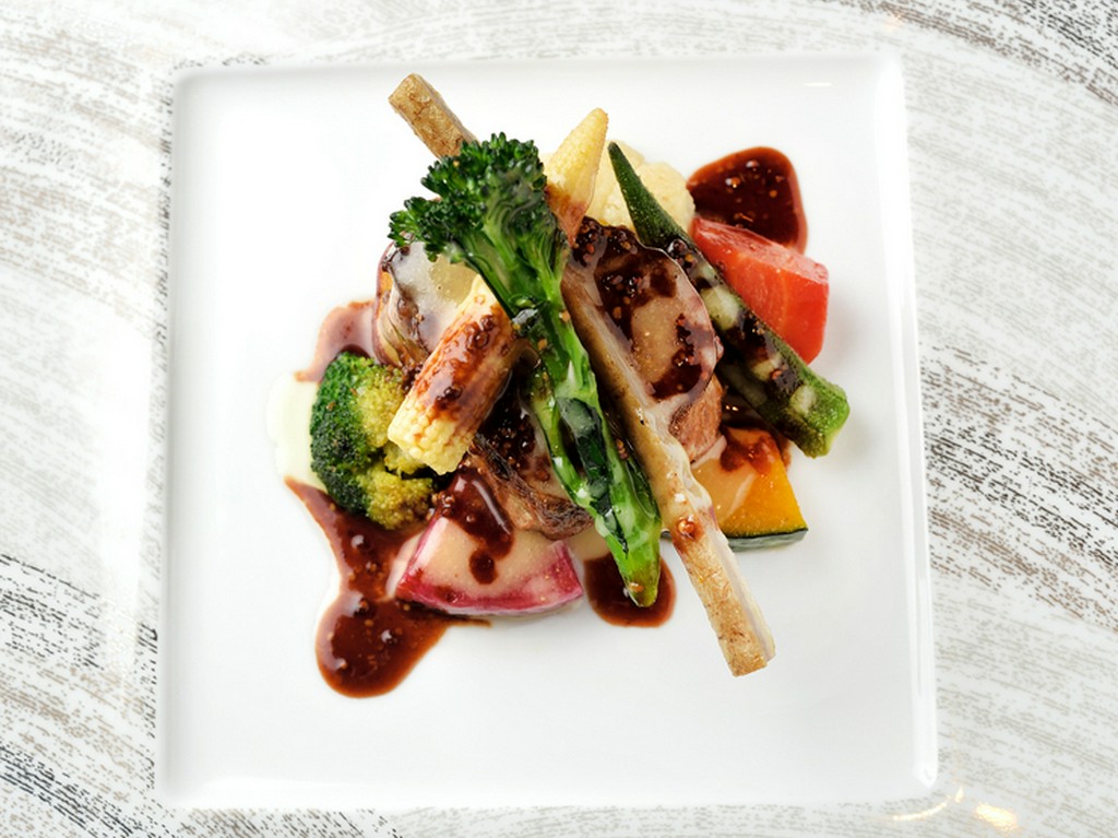 季節の美味しいフルーツを使ったパフェもあるディナーコース