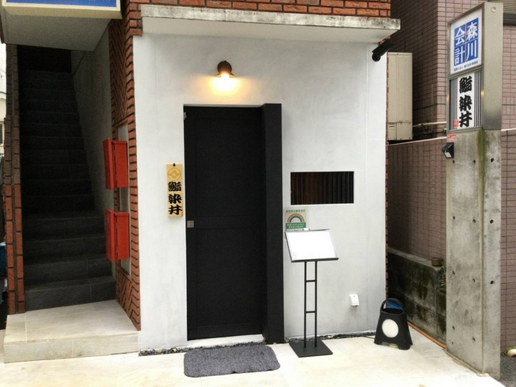 シンプルかつモダンな落ち着いた雰囲気の店構え