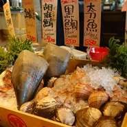 神奈川県三浦市の市場から、朝の4時頃セリにかけられた魚が、その日の午後1時にはお店に到着！　季節の色々な魚を存分に味わう事ができます。お好みで、調理もお願いできるのが嬉しいポイント。
