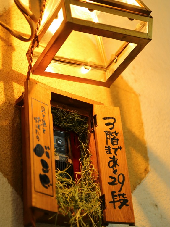 階段下のインターホンで呼び出しをする珍しいスタイル