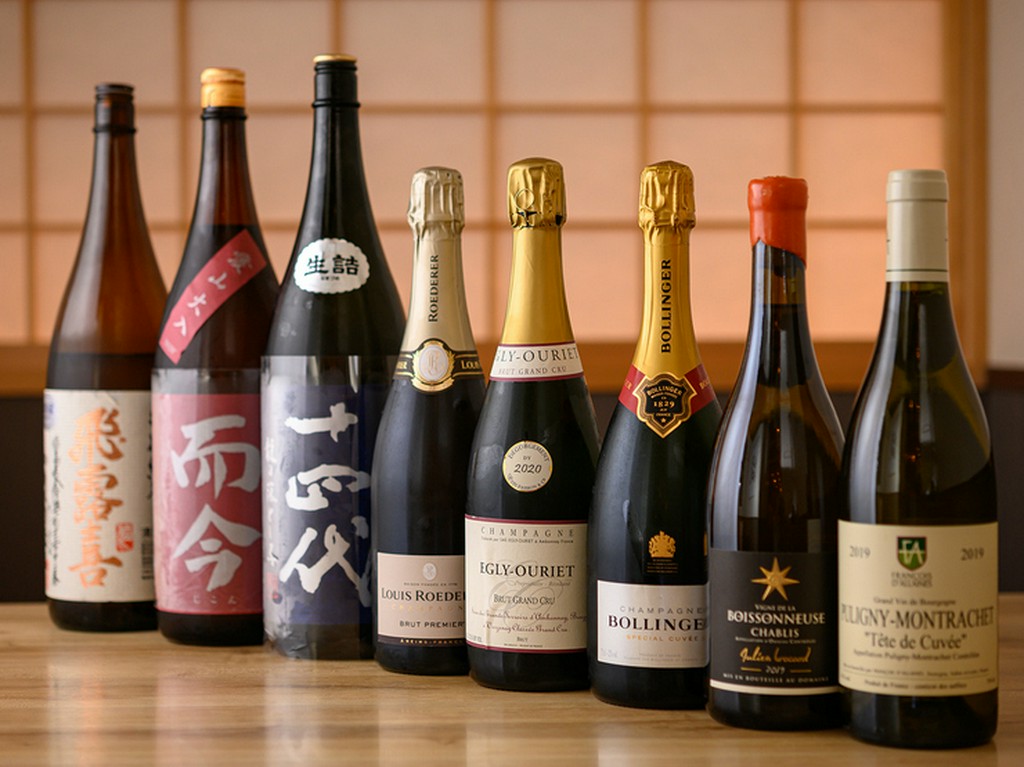 各地の地酒、赤・白ワインやシャンパン、焼酎などを取り揃える