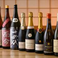 新鮮な魚と共に、魚にあったお酒を楽しんでみてはいかがでしょう。山形の十四代吟撰吟醸、和歌山の黒牛辛口純米など、全国各地の地酒が揃っています。その他にも赤・白ワインや焼酎など、様々なお酒を味わえます。