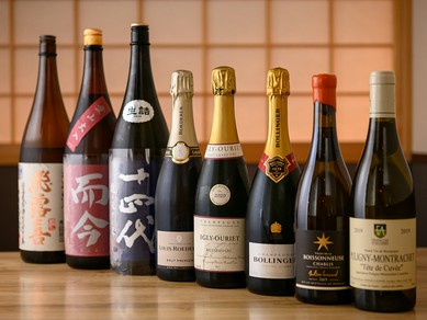 各地の地酒、赤・白ワインやシャンパン、焼酎などを取り揃える