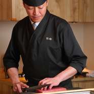 美味しいものだから値段も高価になるというのではなく、できる限りリーズナブルな価格で喜んで頂けたらとの思い溢れるお店です。美味しい料理だけでなく、ワインやシャンパン日本酒と、寛げる空間でいただけます。