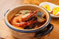 厳選している海の幸を使った一品。旨味が溶け込んだスープは絶品で、極上の味を醸し出しています。